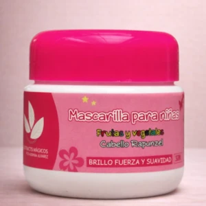 Jarrón blanco con tapa rosa brillante, etiqueta con diseño floral y texto en español que indica mascarilla capilar para niñas, con frutas y vegetales, cabello Rapunzel, brillo, fuerza y suavidad.