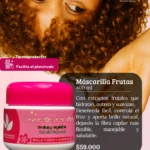 Mascarilla capilar de frutas en frasco rosa de 400 ml, con etiqueta que indica hidratación profunda y control del frizz, sobre fondo claro con modelo de cabello rizado.