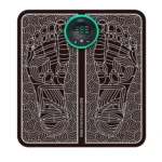 Masajeador de pies EMS recargable con diseño geométrico en blanco y negro, panel digital verde y botones de control central.