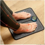 Masajeador de pies EMS recargable en uso sobre suelo de madera, con patas humanas y flechas rojas indicando flujo sanguíneo.