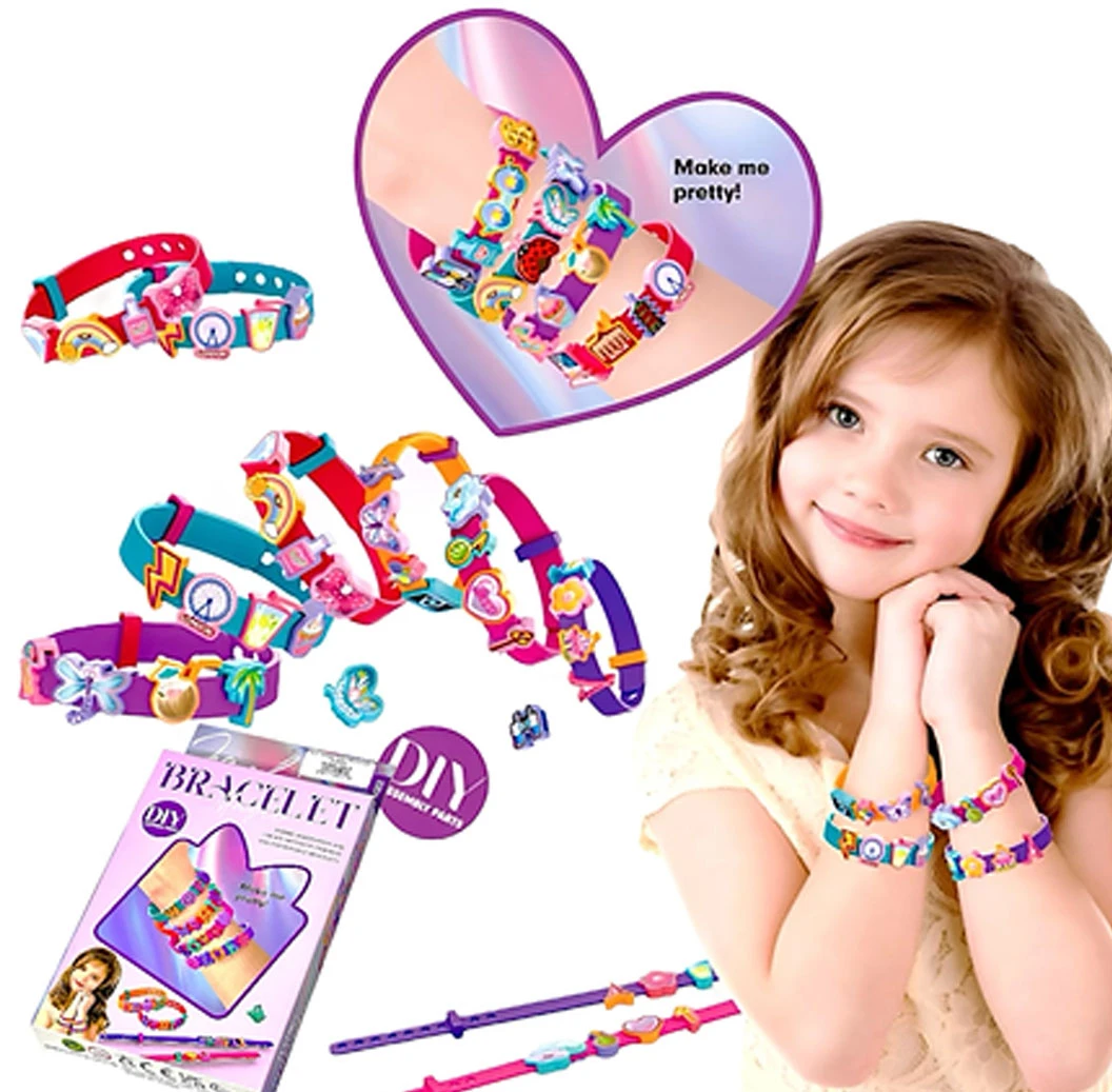 Kit de pulseras infantiles DIY con varillas y cuentas coloridas, mostrando múltiples diseños ensamblados y una niña sonriente usando el producto. Incluye caja con instrucciones y accesorios para crear pulseras personalizadas.