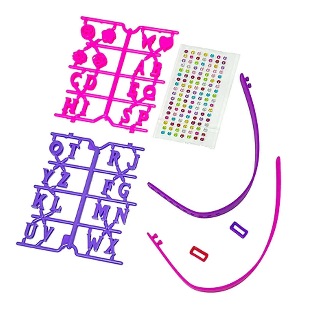 Kit de pulseras infantiles con dos moldes de letras en rosa y morado, pegatinas multicolores y tiras flexibles para armar pulseras.