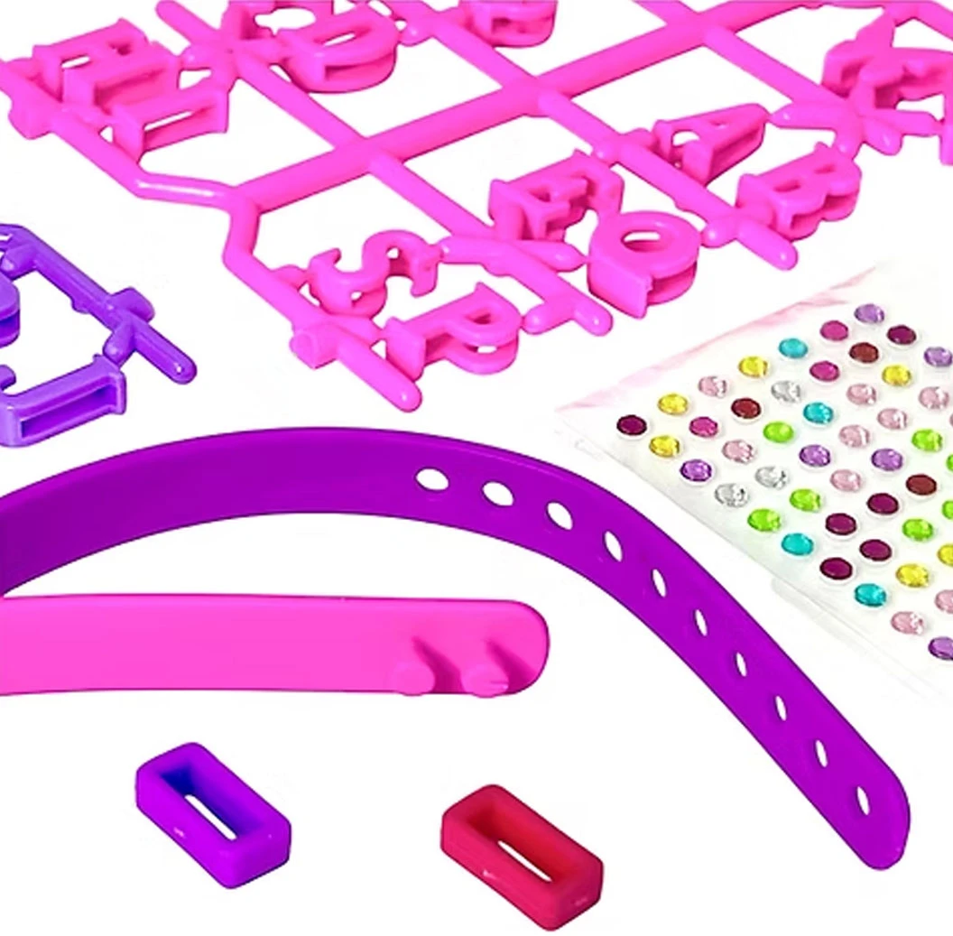 Kit de pulseras infantiles con moldes de letras, correas en rosa y morado, y pegatinas multicolor para manualidades.