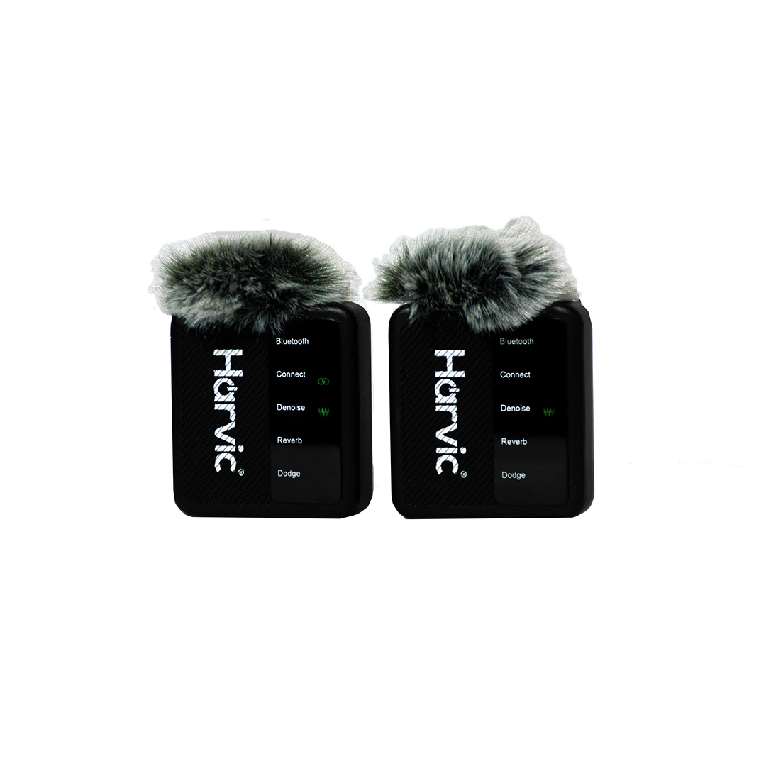 Dos micrófonos inalámbricos Harvic negros con pelusa gris en la parte superior, mostrando botones de control y luces indicadoras en posición frontal.
