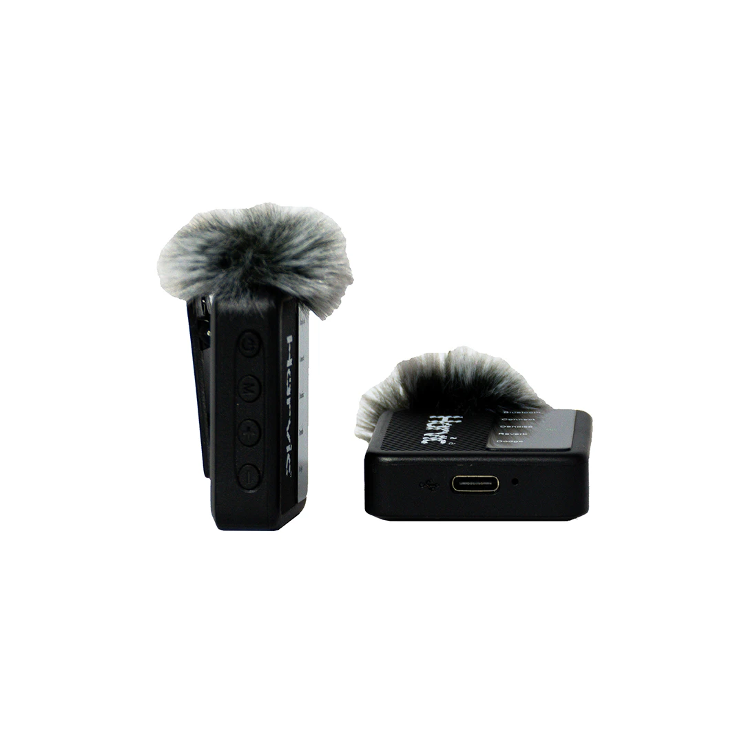 Micrófono inalámbrico Harvic negro con pelusa protectora, mostrando vista frontal con botones y lateral con puerto USB.
