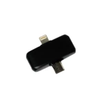 Adaptador negro con conector Lightning y USB-C, diseñado para conectar micrófonos inalámbricos Harvic a dispositivos compatibles.