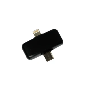 Adaptador negro con conector Lightning y USB-C, diseñado para conectar micrófonos inalámbricos Harvic a dispositivos compatibles.