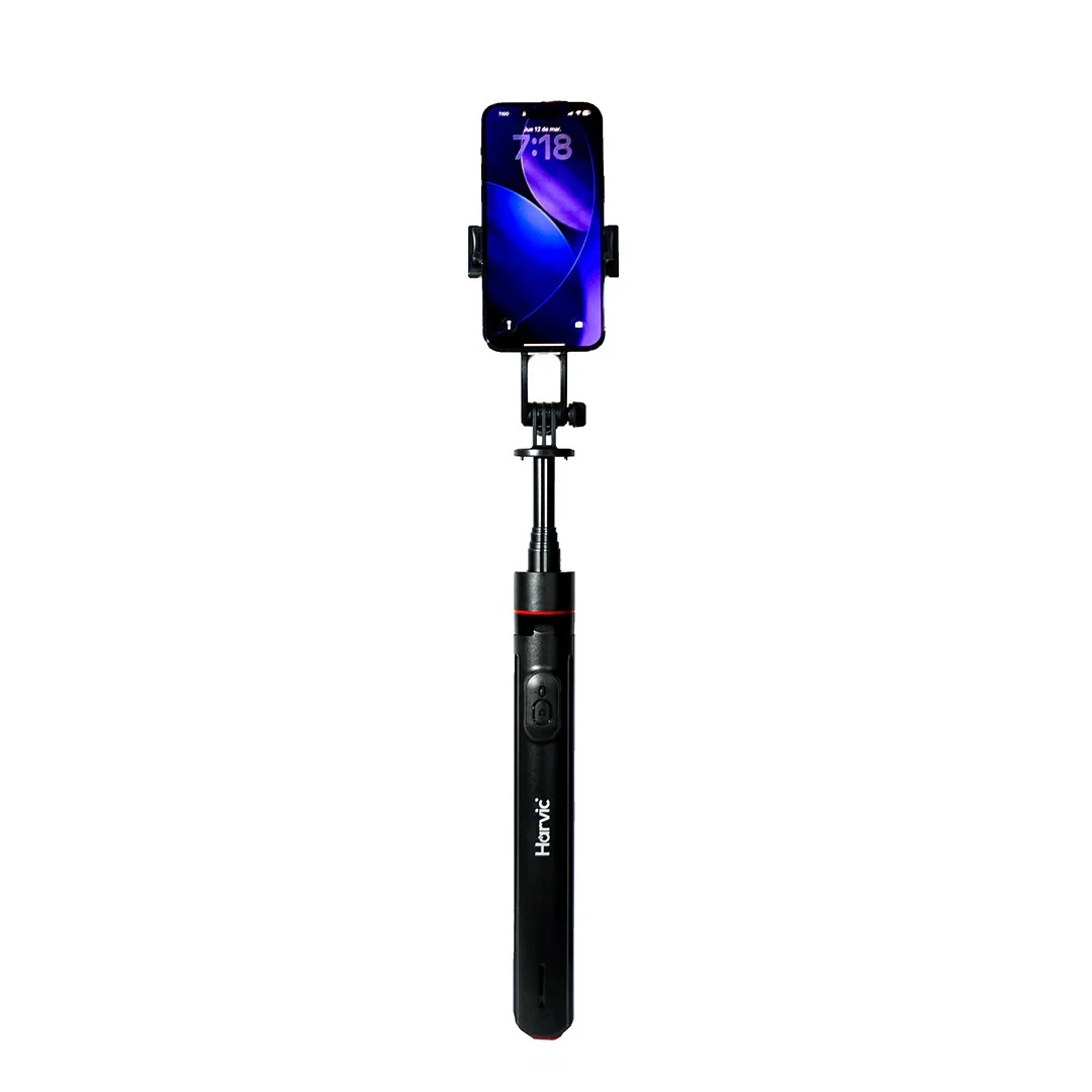 Trípode Harvic 3 en 1 negro con batería, mostrando soporte para smartphone con pantalla encendida y logotipo visible en el mango.