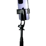 Trípode Harvic 3 en 1 con batería, mostrando su soporte de teléfono móvil montado en posición vertical sobre el mango telescópico negro.