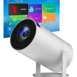 Proyector Android HY300 blanco con base giratoria, mostrando interfaz de usuario con aplicaciones como Netflix y YouTube en pantalla.