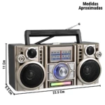 Radio parlante retro RX-65SD en color beige con detalles plateados, manija negra y antena telescópica. Muestra altavoces frontales, panel solar superior y controles centrales. Dimensiones: 23,5 cm de ancho, 11 cm de alto y 9,5 cm de profundidad.