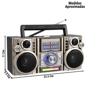 Radio parlante retro RX-65SD en color beige con detalles plateados, manija negra y antena telescópica. Muestra altavoces frontales, panel solar superior y controles centrales. Dimensiones: 23,5 cm de ancho, 11 cm de alto y 9,5 cm de profundidad.