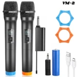 Micrófonos inalámbricos UHF con batería recargable, adaptador de audio, cargador USB y protectores de tornillo azul y naranja.