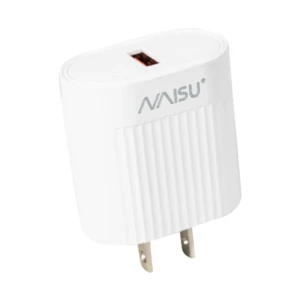 Cargador de pared blanco Naisu NS-W15, con puerto USB y enchufe tipo A, diseñado para recargar dispositivos móviles.