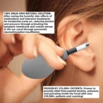 Dispositivo de presión neumática para oídos en uso, con mango gris y punta blanca, aplicándose en el canal auditivo de una persona con cabello castaño.