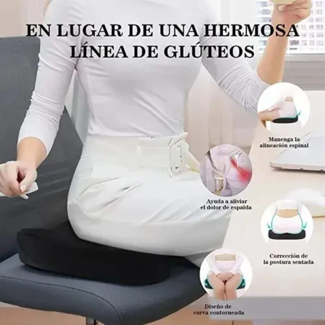 Cojín ortopédico viscoelástico negro sobre silla de oficina, con mujer sentada mostrando alivio lumbar y corrección postural.