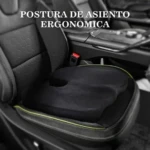 Cojín ortopédico viscoelástico negro con costura verde, colocado sobre asiento de auto, diseñado para aliviar dolor lumbar y mejorar postura ergonómica.