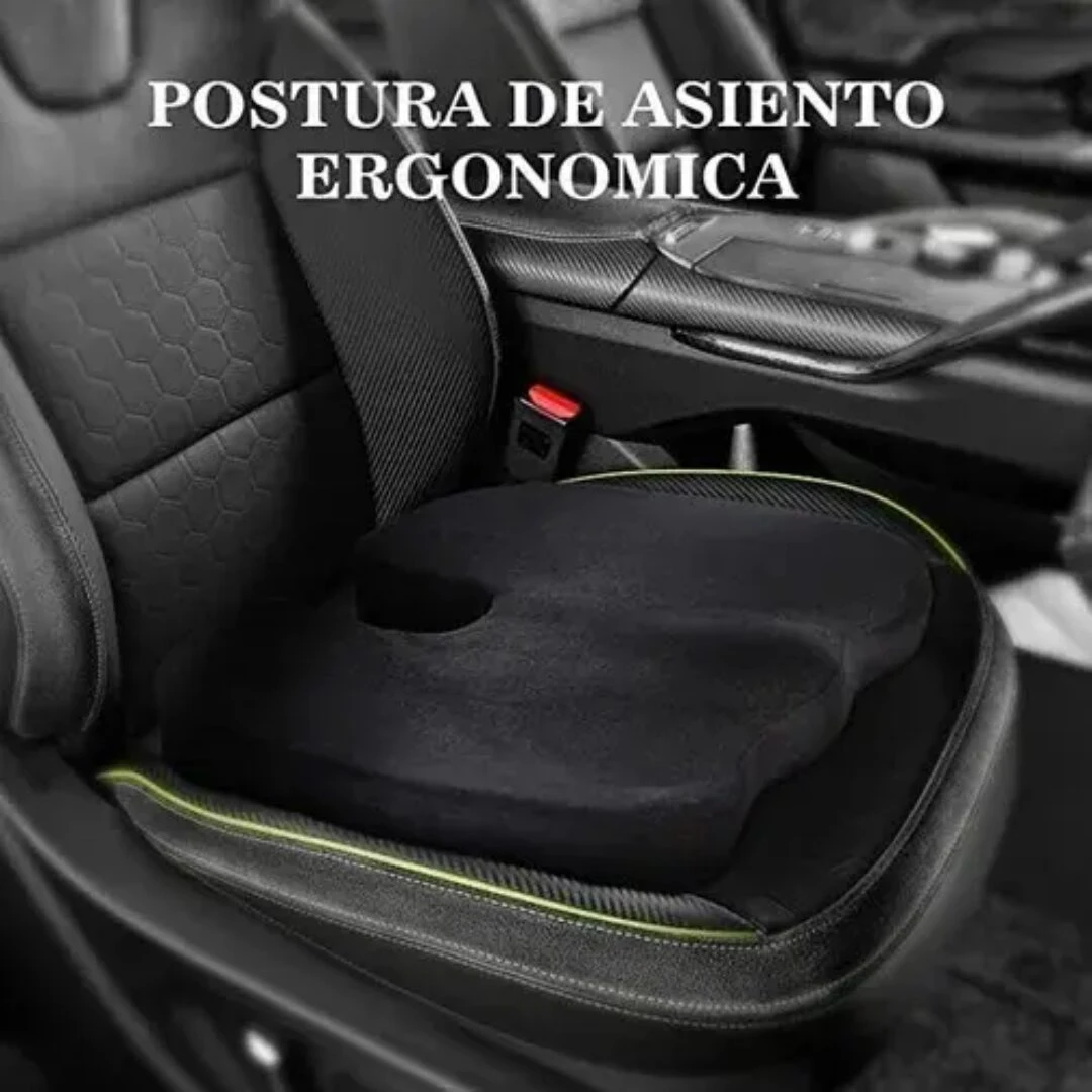 Cojín ortopédico viscoelástico negro con costura verde, colocado sobre asiento de auto, diseñado para aliviar dolor lumbar y mejorar postura ergonómica.