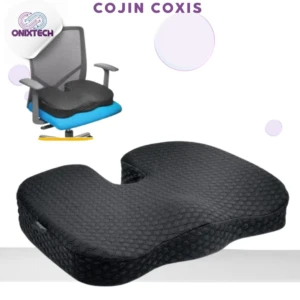 Cojín coxis ortopédico viscoelástico negro con textura hexagonal, mostrado en primer plano y montado en silla de oficina azul y gris.