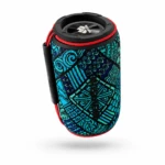 Parlante Bluetooth Movisun FK60 con radio FM y batería recargable. Diseño cilíndrico con patrón geométrico en tonos turquesa y azul oscuro, detalles en rojo y negro. Incluye asa lateral para transporte.