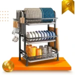 Escurridor vertical de acero inoxidable con tres niveles, organizador de vajilla con platos, vasos, cubiertos y tabla de madera.