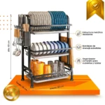 Escurridor vertical de acero inoxidable con tres niveles, bandejas extraíbles y organizador para cubiertos; mide 60 cm de alto, 40 cm de ancho y 25 cm de fondo.