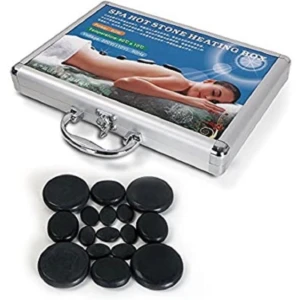 Kit de piedras calientes para masajes con caja metálica plateada y piedras negras de distintos tamaños dispuestas en conjunto.