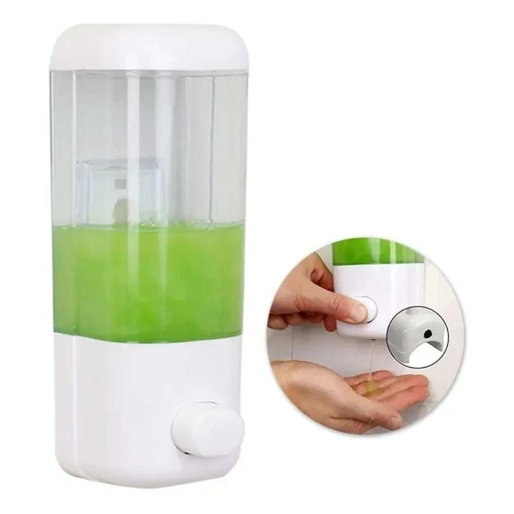 Dispensador de jabón líquido transparente de 500 ml en ABS, con tapa blanca y cuerpo cilíndrico. Incluye botón de dispensación y muestra de uso con mano recibiendo jabón.