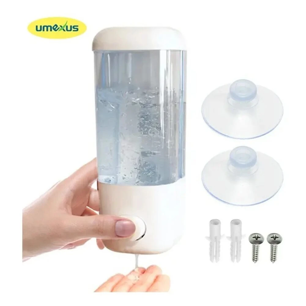 Dispensador de jabón líquido transparente de 500 ml en ABS, con dos ventosas adhesivas, dos pernos y dos tapones de montaje. Se muestra en uso con mano presionando la bomba y otra recibiendo jabón.