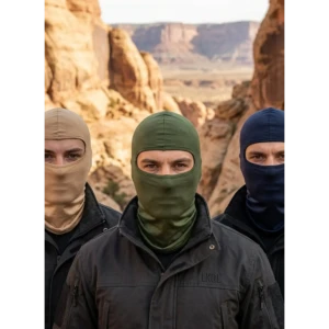 Tres personas usando balaclavas de algodón licrado en tonos beige, verde oliva y azul marino, con capucha integrada, en entorno de cañón rocoso.