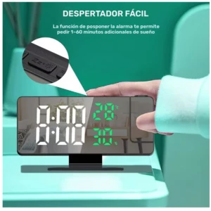 Reloj despertador LED con pantalla digital verde, mostrando hora y temperatura. Incluye función de proyección nocturna y botón de siesta.