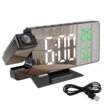 Reloj despertador proyector LED con pantalla digital, base negra y cable USB incluido. Muestra hora y temperatura en verde sobre fondo espejado.