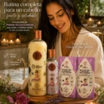 Mujer sonriendo con kit de keratina sin formol de 1L, incluye protector de cuero cabelludo y dos sobres, sobre mesa con velas y flores.