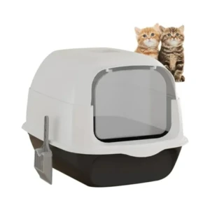 Arenero mediano con tapa blanca y base negra, puerta de acceso rectangular y pala incluida a un lado; dos gatitos observan desde arriba.