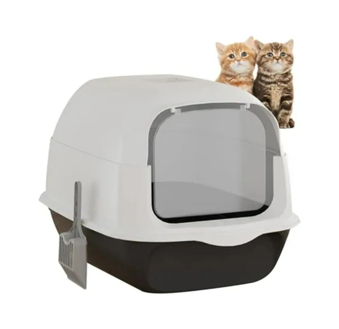 Arenero mediano con tapa blanca y base negra, puerta de acceso rectangular y pala incluida a un lado; dos gatitos observan desde arriba.