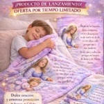 Manta transpirable para recién nacidos con estampado de ángel, en tonos lavanda y blanco, mostrando uso en cama infantil con medidas 130 x 90 cm.
