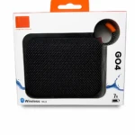 Alt: Altavoz portátil JBL GO 4 en caja blanca con detalles naranjas, acabado negro texturizado y asa integrada.