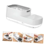 Dispensador de jabón Tama en color blanco, con base transparente y tapa perforada. Incluye accesorios de limpieza y muestra su uso en cuatro escenas prácticas sobre superficie de madera.
