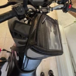 Bolso motorizado con instalación rápida en manillar - Libera espacio del tanque y mantiene navegación a la vista - Imagen 2
