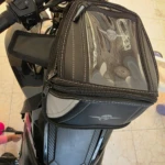 Bolso motorizado con instalación rápida en manillar - Libera espacio del tanque y mantiene navegación a la vista - Imagen 3