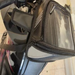 Bolso motorizado con instalación rápida en manillar - Libera espacio del tanque y mantiene navegación a la vista