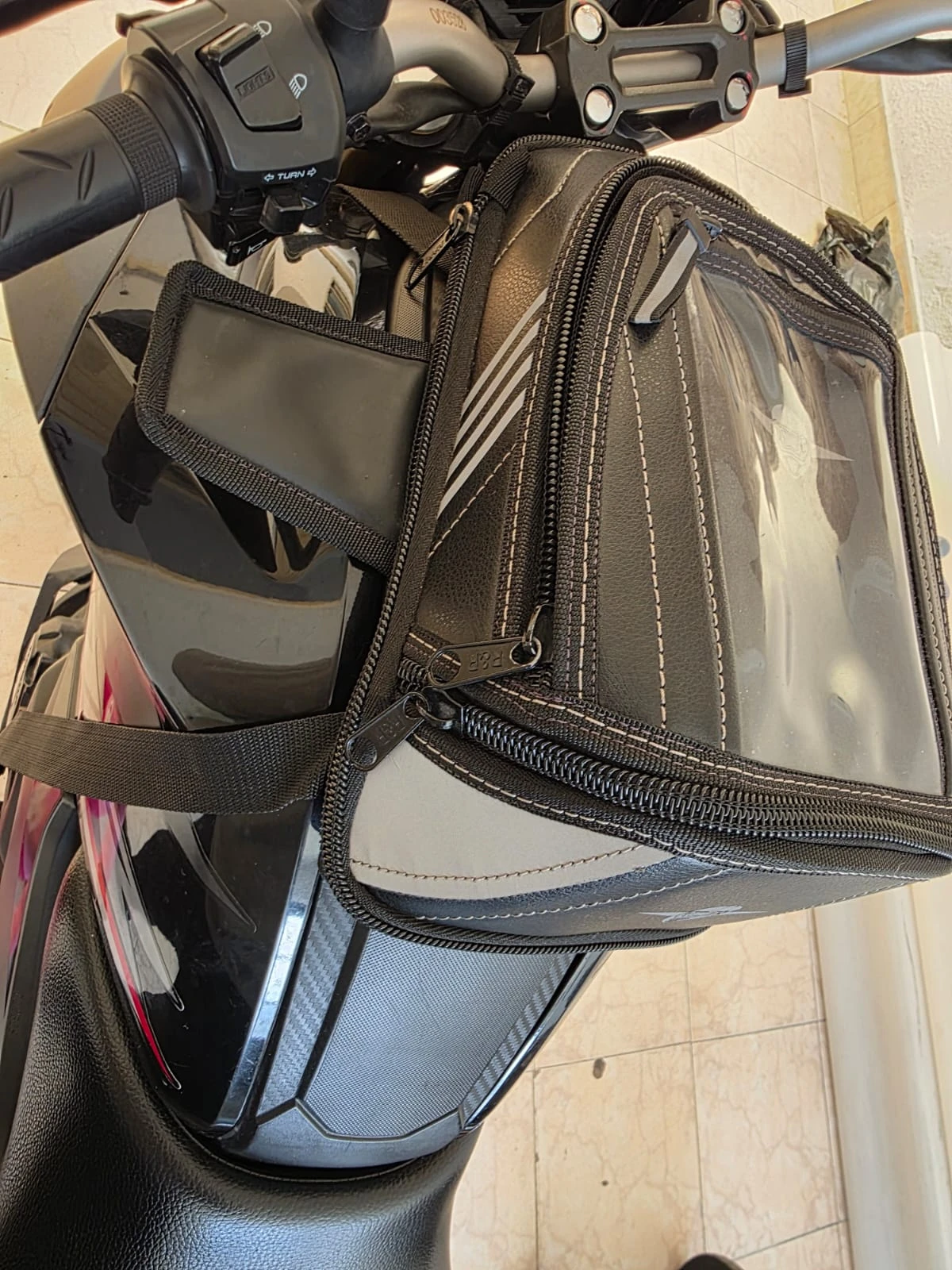 Bolso motorizado con instalación rápida en manillar - Libera espacio del tanque y mantiene navegación a la vista