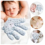 Almohada inteligente Mano Arrulla en color azul claro con textura de puntos, diseñada para calmar llanto nocturno y facilitar el sueño profundo en bebés.