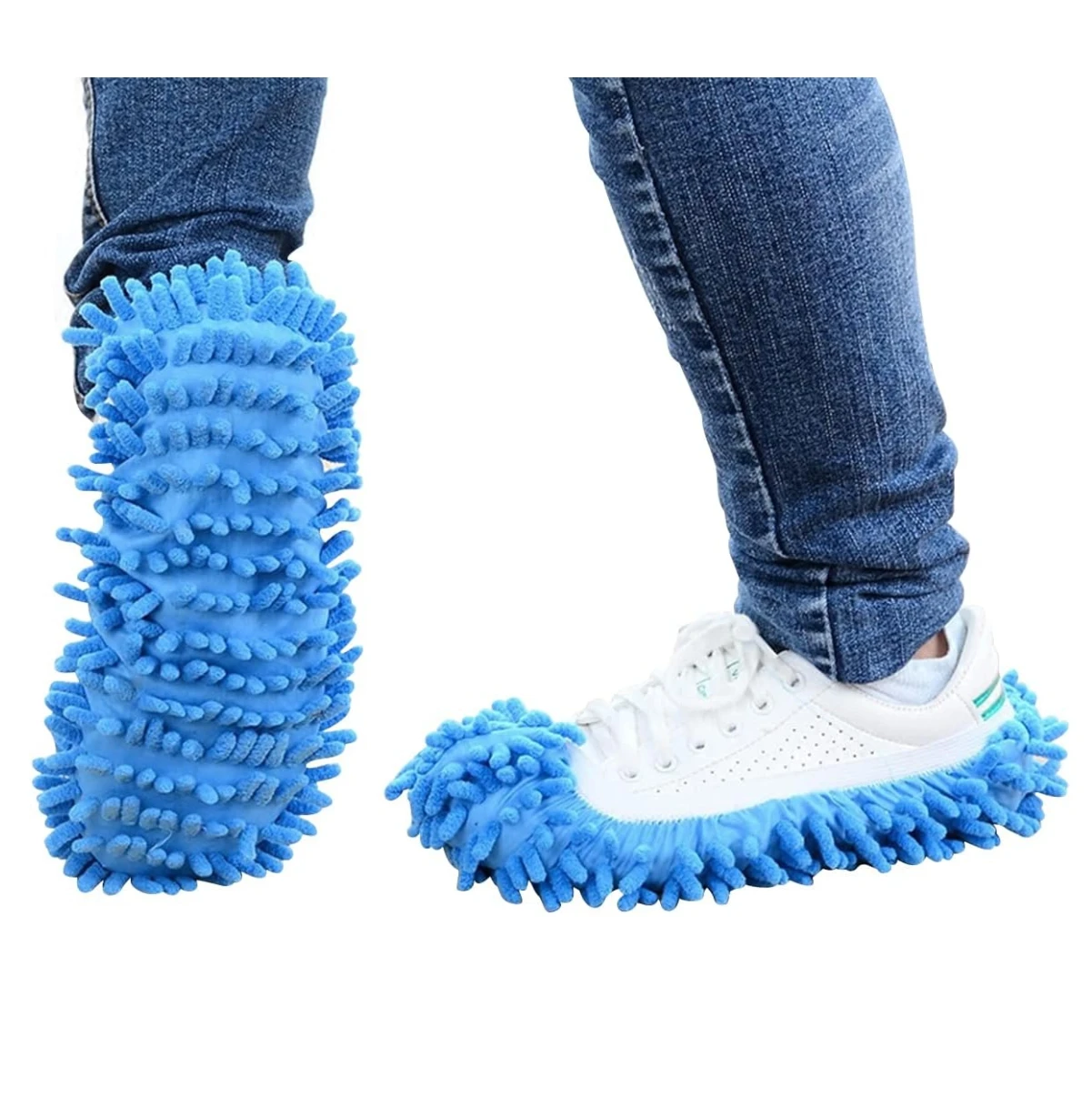 Zapatón de limpieza en microfibra azul, con textura de cerdas suaves, usado sobre zapatilla blanca y pantalón vaquero. Ideal para recoger polvo y pelos al caminar.