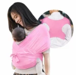 Mujer usando fular portabebés rosa viscosa elástico, con bebé en posición ergonómica; vista frontal y detalle trasero mostrando distribución de peso en espalda.