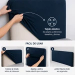 Funda elástica azul marino para cabecero de cama, con tejido estirable que se ajusta a diferentes formas. Se muestra en proceso de instalación sobre cabecero beige, con manos ajustando la tela. Incluye iconos que destacan resistencia, suavidad, transpirabilidad y facilidad de lavado.