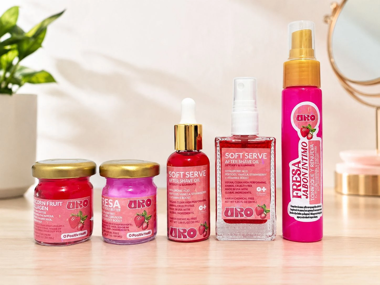 Kit de viaje con colágeno y jabón íntimo: cinco productos en presentaciones compactas, colores rosados y dorados, sobre superficie clara con fondo blanco y planta decorativa.