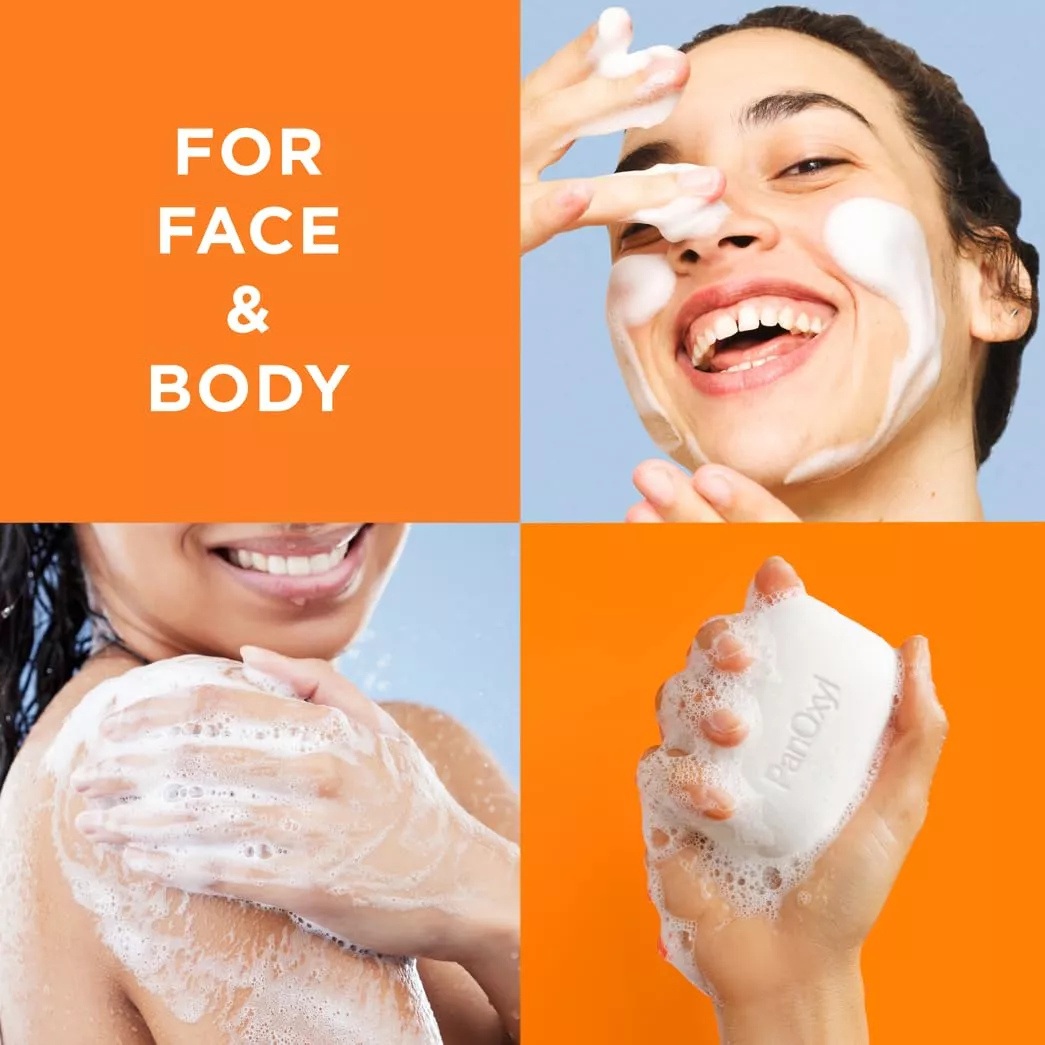 Jabón barra PanOxyl Acné 10% en uso sobre rostro y cuerpo, con espuma blanca y fondo naranja; muestra aplicación facial y corporal.
