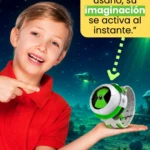 Niño sonriente en polo rojo sosteniendo reloj de juguete Ben 10 con detalles verdes y blancos, sobre fondo espacial con naves y planetas.