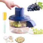 Pelador automático inalámbrico azul con mango ergonómico, procesando uvas verdes en su contenedor transparente; incluye cepillo amarillo y bandeja de salida.